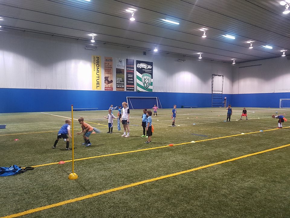 Groupe d'enfants réunis en cercle au Camp Olympix des Celtix à Saint Jean sur Richelieu